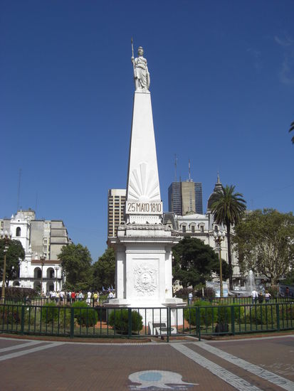 Piramide de Mayo, Mittelpunkt des Plaza de Mayo