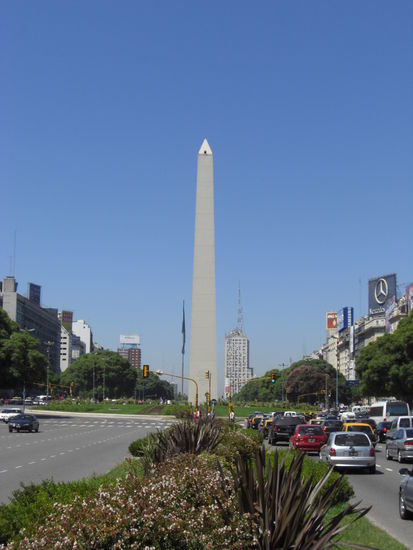 Obelisco in unserer Naehe mitten auf der Avenida 9 de Julio.