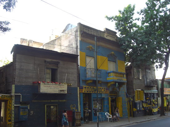 Am Anfang von La Boca. 
Am bekanntesten ist La Boca fuer seine bunten Blechhuetten und den Fussballclub Boca Juniors.