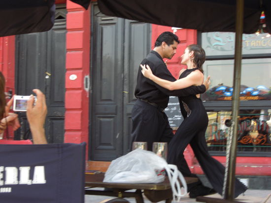 Die beiden Stadtteile, San Telmo und La Boca, behaupten, in den 1880er Jahren die Wiege des Tangos gewesen zu sein. Ueberall auf der Strasse wird Tango getanzt.