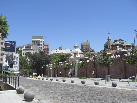 Die Friedhofsmauer zieht sich um ein grosses Gebiet mitten in der Stadt. Er nimmt die Flaeche von 5,5 Hektar ein. Er wurde 1822 eroeffnet und mit ueber 6400 Graeber wovon           70 Nationaldenkmaeler sind, ist er einer der groessten Nekropolen der Welt.