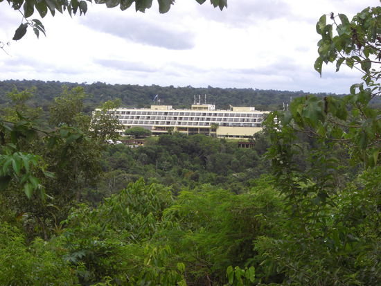 St. Georg Hotel auf argentinischer Seite von Brasilien aufgenommen