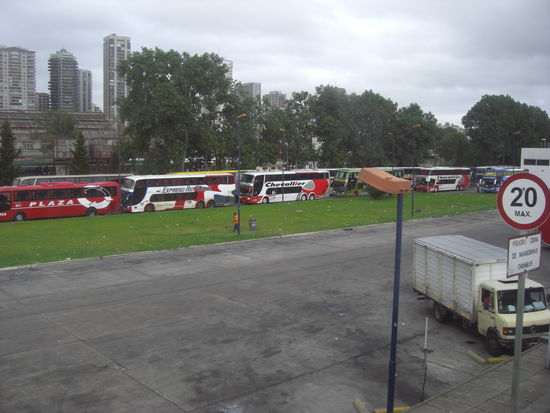 Der Bus-Terminal in BA Retiro