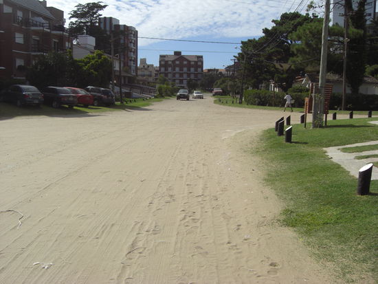 Die einzig asphaltierte Strasse, ist die Hauptstrasse, sonst alle, wie hier aus Sand.