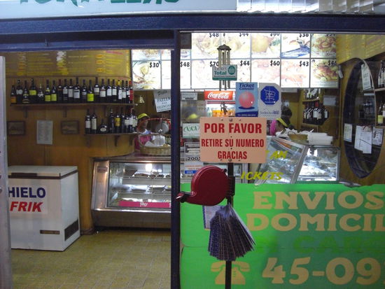 Bei uns zieht man bei der Zulassungsstelle ne Nummer, hier, wenn man nur ne Kleinigkeit essen will 