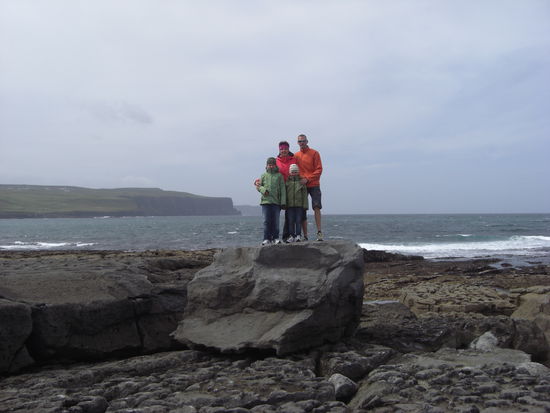 Hier sind wir am Hafen, bei dem Ausflugsfahrten auf die nahegelegenen Inseln und unter die Klippen unternommen werden. Hinter uns sind schon die Cliffs of Moher zu sehen.