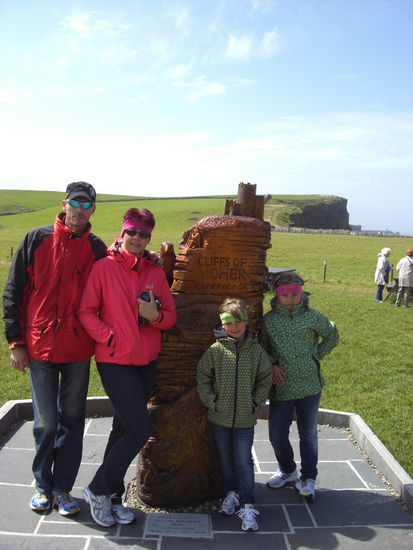 Etwas waermer angezogen ging es dann zu den Klippen. Der Wind wurde staerker.