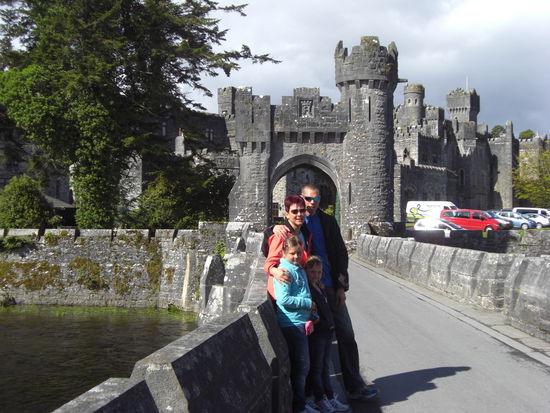 Vor dem Hotel Ashford bei Cong