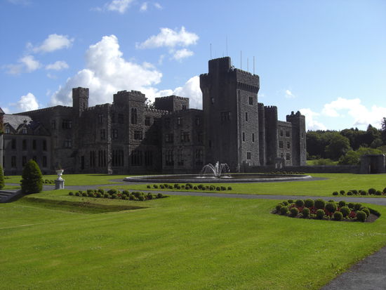 Ist schon ein nettes Anwesen, inkl. Golfplatz.
Bitte vor 10 Uhr dort sein, dann spart man sich 5 Euronen Eintritt - so wie wir.