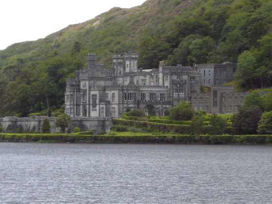 Nun sind wir schon beim Kylemore Abbey. Eine Oase in der kargen Landschaft und absolut sehenswert. Am noerdlichen Rand vom Connemara Nationalpark.