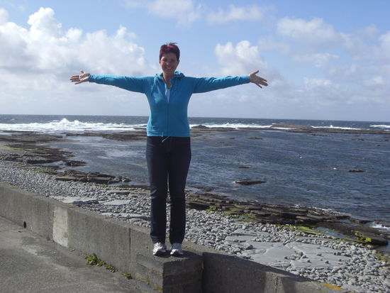 Man sieht es leider nicht, hinter der Mauer gehts ca. 4 - 5 meter runter