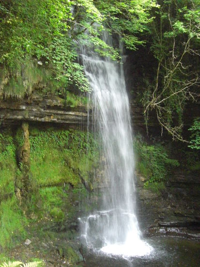 Mystisch ist es am Glencar Wasserfall an der Route N16