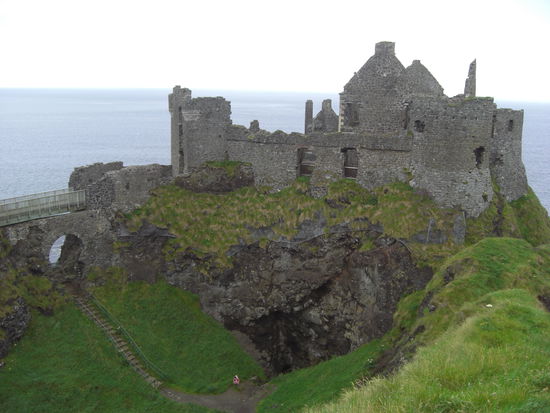 Die Ruinen von Dunluce Castle aus dem 13. Jahrhundert an der Causeway Coast