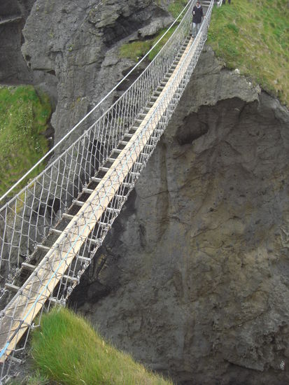 25m ueber dem Meer fuehrt diese Bruecke auf eine kleine Insel