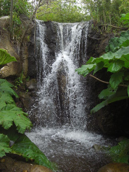 Wo dieser ca. 60m hohe Wasserfall zu finden ist, bleibt unser Geheimnis, da er noch nicht mal in Reisefuehrern auftaucht 