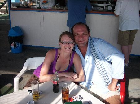 ne Strandbar und Fran, der beste Freund von Thessis Mitbewohner