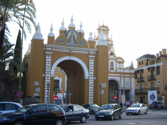links das Tor, rechts ein Teil der Kirche