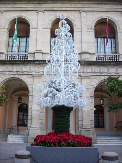 Ist das ein typisch spanischer Weihnachtsbaum? abends uebrigens auch huebsch beleuchtet