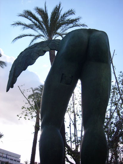 man biegt um die Ecke und steht ploetzlich vor nem gefluegelten Hintern - Ausstellung auf dem Plaza Nueva