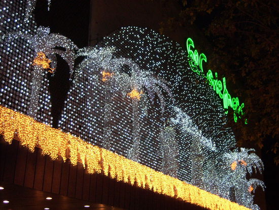 Der Corte Ingles (das Kaufhaus) immer wieder toll dekoriert. Wieso aber wieder Palmen gewaehlt wurden als Deko, bleibt mir ein Raetsel.