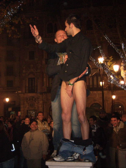 Hier nur die zensierte Version. Nach dem Traubendebakel und dem Mangel an roter Unterwaesche aber doch noch gute Aussichten fuers neue Jahr!