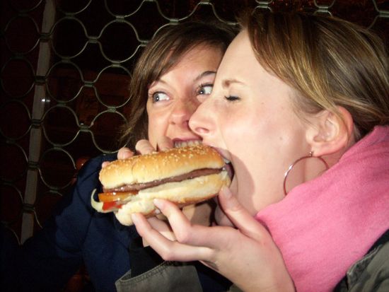 der McDo macht um 12 zu, da muss man sich ne andere naechtliche Essensvariante suchen - mit Erfolg!