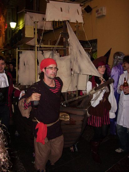 super Idee! das Piratenschiff, mit Boxen ausgestattet, rollte durch die Strassen bis zur Zona Pirata und zog so tanzende Menschen mit sich