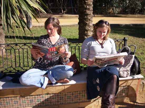 im Park mit der "IN" für den Hollywoodklatsch und der "BILD"