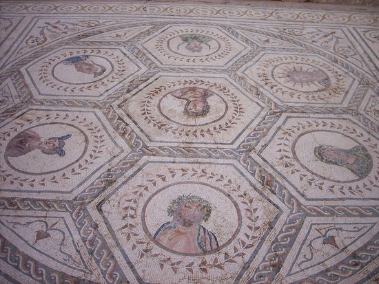 Na Papa, erkennst du's? Die Abbildungen beziehen sich auf die Planeten, die unseren Wochentagen die Namen geben, wie Helios, die Sonne, zu Sonntag wurde.