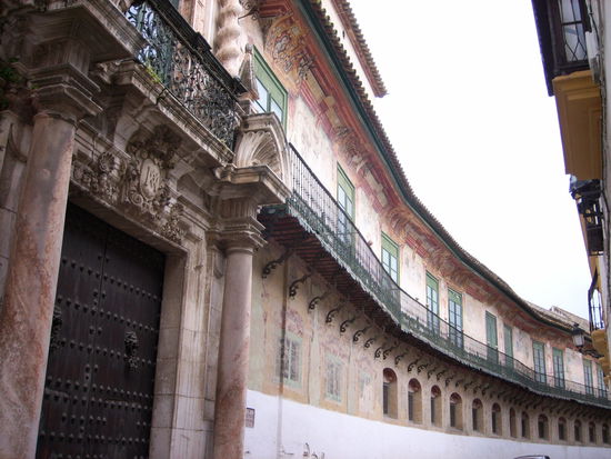 Palacio de los Marquéses de Peñaflor mit dem laengsten Balkon Spaniens
