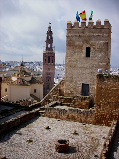 Alcazar mit Zisternenhof und Bergfried