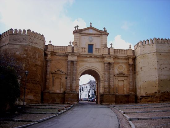 grosse Teile der Stadtmauer sind noch erhalten wie hier die Puerta de Cordoba