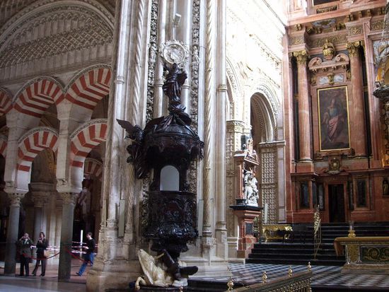 links die Saeulen der Moschee, recht faengt die Kathedrale an