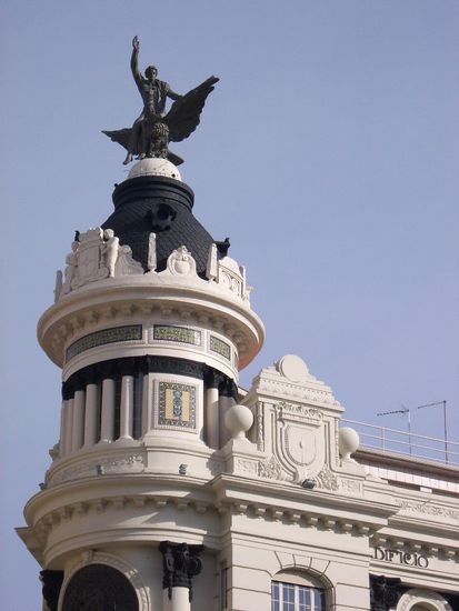 Eine Dame, die auf einem Phoenix reitet.