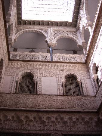 Alcazar - einer der vielen Innenhoefe