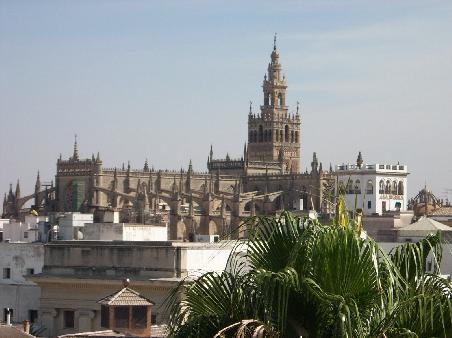 Blick auf die Kathedrale und den Turm Giralda vom Torre del Oro aus.