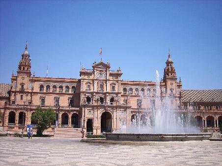 Plaza España: auch zur 29 Expo errichtet. Vor dem Gebaeude gibt es einen Graben, in dem sich momentan leider kein Wasser befindet. Frueher konnte man darauf Boetchen fahren.