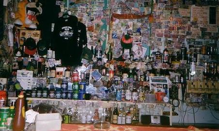 Das war in dieser Bar mit Tankstelle, hat urig ausgeschaut!