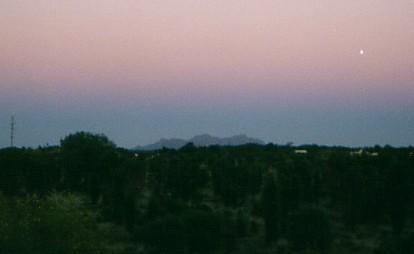 Wenn man genau schaut kann man von diesem Aussichtspunkt auch die Olgas sehen (genau auf der anderen Seite, ca. 50km weit weg)