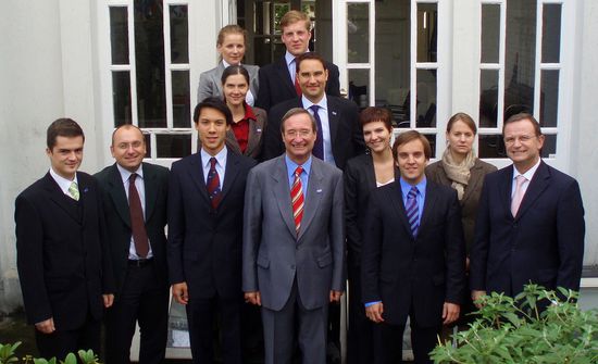 So, das sind wir alle, die Praktikanten, Barbara die Head of Office (ganz hinten links) und Patrick, unser Chef (Mitte rechts, hinter Leitl)