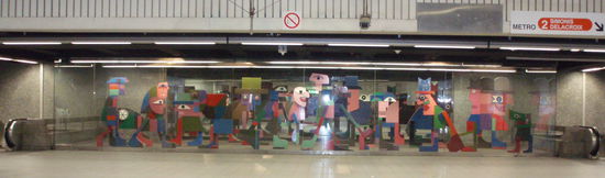 Auch "meine" Metro-Station - sieht man leider gar nicht gut, da stehn lauter Männchen und dahinter is ein Spiegel, damits nach mehr ausschaut! Bunt und fröhlich...