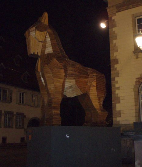 (Trojanisches?) Pferd vor der Oper
