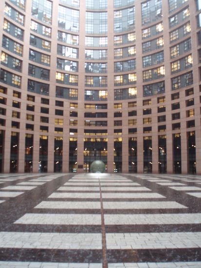 Und so sieht der Hof aus wenns schüttet...(so kommt man zu einem Foto ohne Leute!)