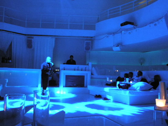 Man wird während des 5 Gänge Menüs auch unterhalten, es gab einen Zauberer und hier seht ihr die Musikeinlage!