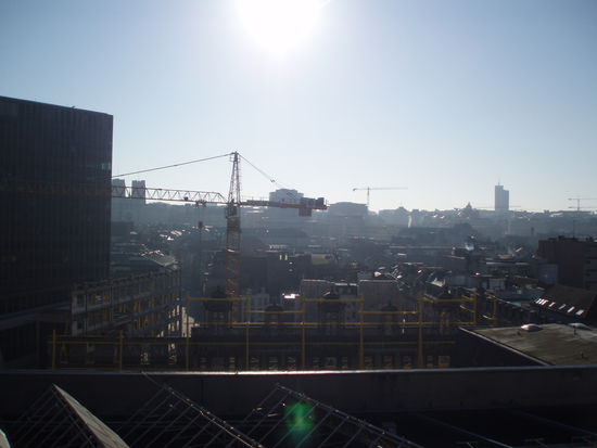 Hier sieht man mal wieviel gebaut wird, steht eigentlich an jeder Ecke ein Kran! (Hier steht auch nur noch die Hausmauer, ohne "Innenleben", schätz das ist Denkmalgeschützt)