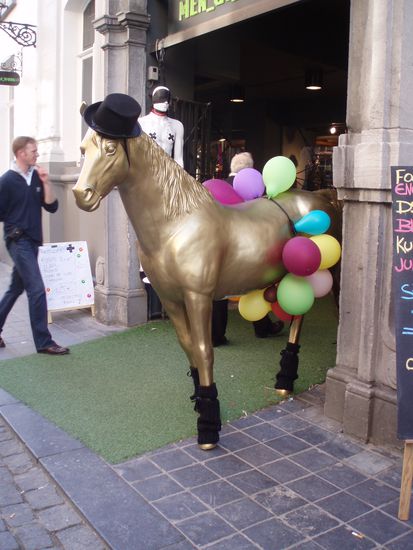 Ich gebs mal unter Kunst, kann man sicher drüber streiten, aber haben lachen müssen über das geschmückte Pferd...(in Brügge)