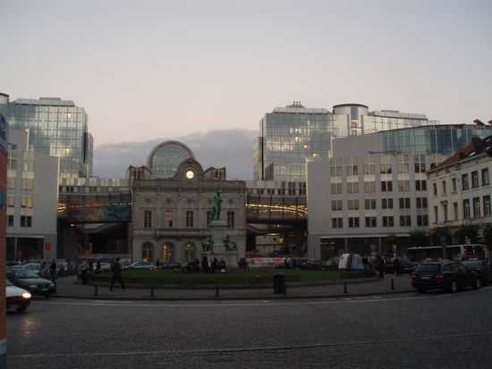 Im Hintergrund ist das Parlament zu sehen