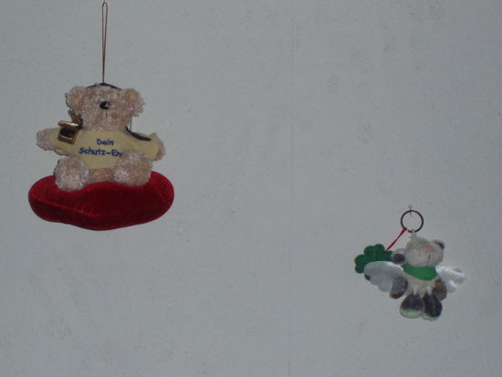 Dagmar, Susi, eure süßen Schutzengerln hab ich übers Bett gehängt, die passen brav auf mich auf!!! Danke nochmal!