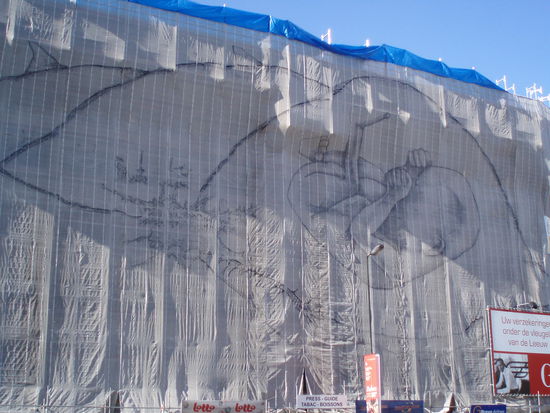 Baugerüst auf einem Haus (falls mans nicht erkennt: Gebärmutter mit einem Baby)