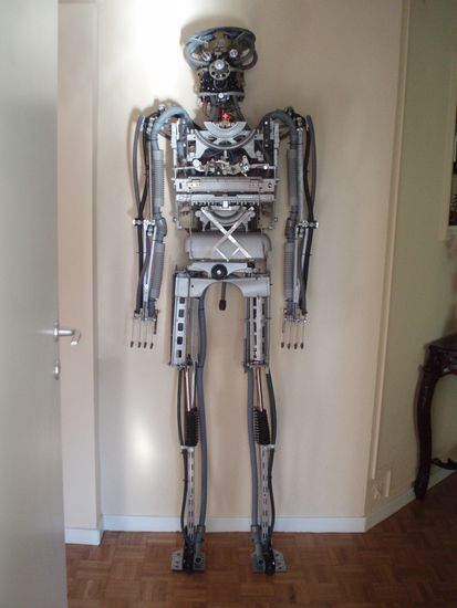 Roboter aus Schreibmaschinen bei einem Bekannten in der Wohnung